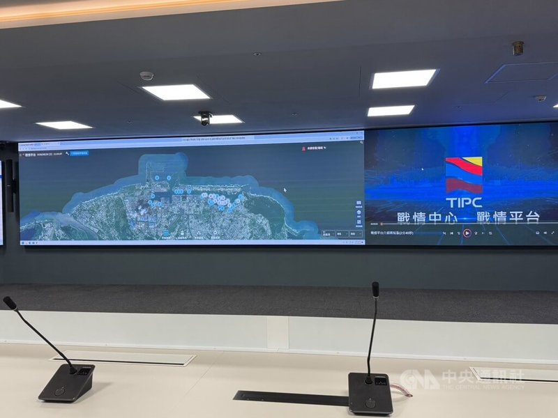 高雄港旅運中心設立戰情中心，透過整合各港即時情資及關鍵系統資訊，協助掌握各港災情及營運狀況，提供決策支援。中央社記者余曉涵攝　　115年8月30日