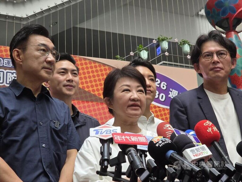 台中市政府30日舉行「台中戰鬥陀螺嘉年華」，台中市長盧秀燕（前中）、台灣民眾黨主席黃國昌（前右）及立法院副院長江啟臣（前左）出席開幕式，會後並針對藍白合議題接受媒體聯訪。中央社記者郝雪卿攝   115年8月30日