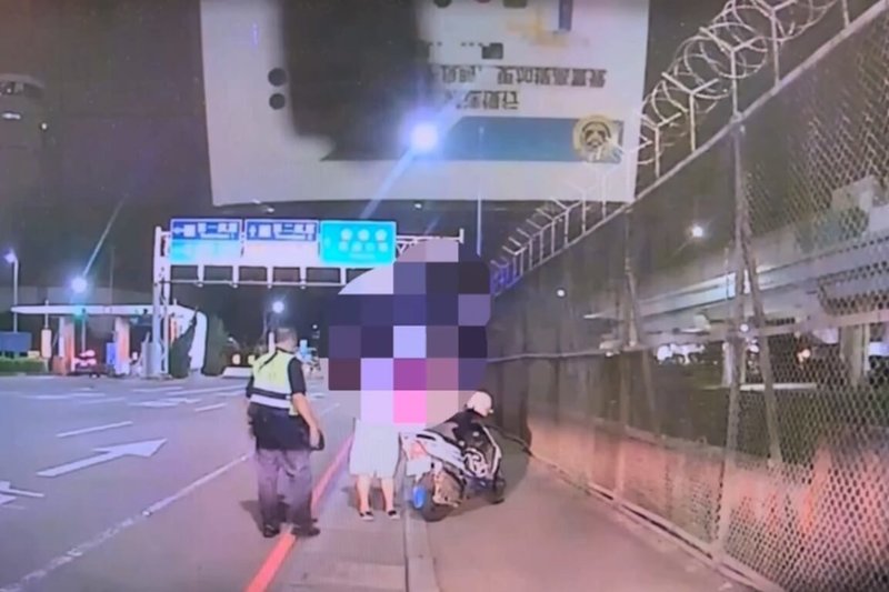 航空警察局30日表示，29日接獲2起機車誤闖桃園國際機場航廈周邊道路通報，航警局員警攔截發現，2名機車騎士都是因不熟路況誤入，依法告發並引導離開，統計115年1月至8月30日已有54件機慢車誤闖。（航空警察局提供）中央社記者吳睿騏桃園機場傳真　115年8月30日