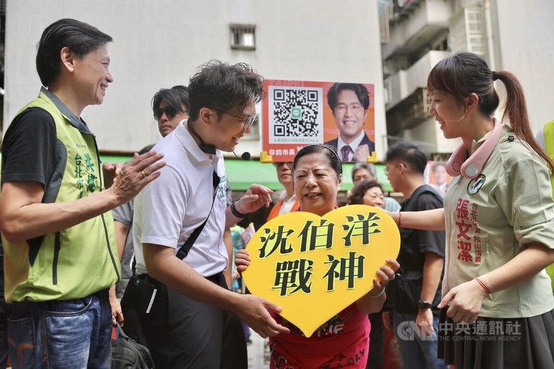 民進黨台北市長參選人沈伯洋（左2）30日前往台北市信義區虎林街傳統市場拜票，一名支持民眾見到沈伯洋後感動不已。中央社記者王飛華攝　115年8月30日