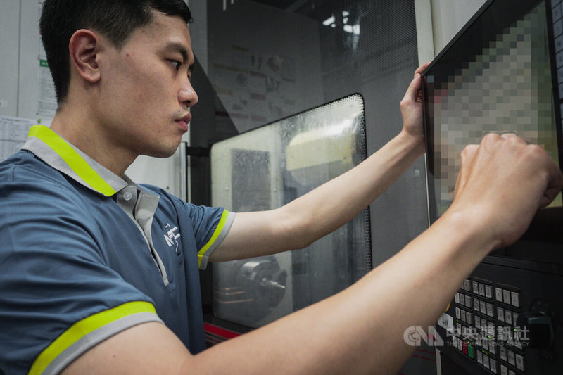 技術員李政興上士操作車銑複合機，一次即可加工完成槍機外型。中央社記者游凱翔攝 115年8月30日