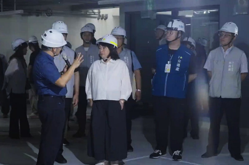 嘉義市長黃敏惠（前左2）30日視察即將啟用的崇文國小地下停車場工程，該停車場鄰近文化路商圈，位處市中心精華地段，共有207個停車位。（嘉義市政府提供）中央社記者蔡智明傳真　115年8月30日