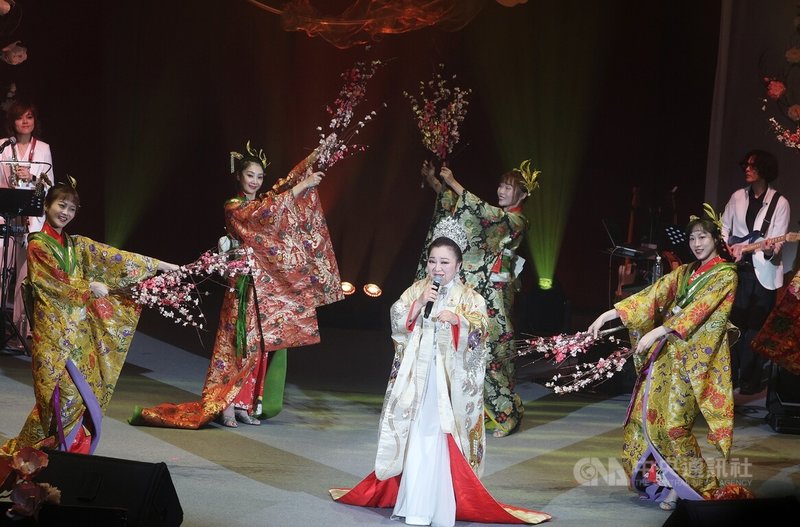 歌手翁倩玉「陽光般的60週年－時間之歌」演唱會30日繼續在台北國際會議中心舉行，好友白冰冰（前中）華麗登台，助陣獻唱。中央社記者郭日曉攝　115年8月30日