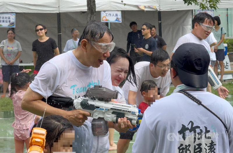 民眾黨創黨主席柯文哲(前左1)30日出席「夏日水花派對 竹北水樂園」活動,與民眾及孩童一起打水仗同樂。中央社記者魯鋼駿攝 115年8月30日