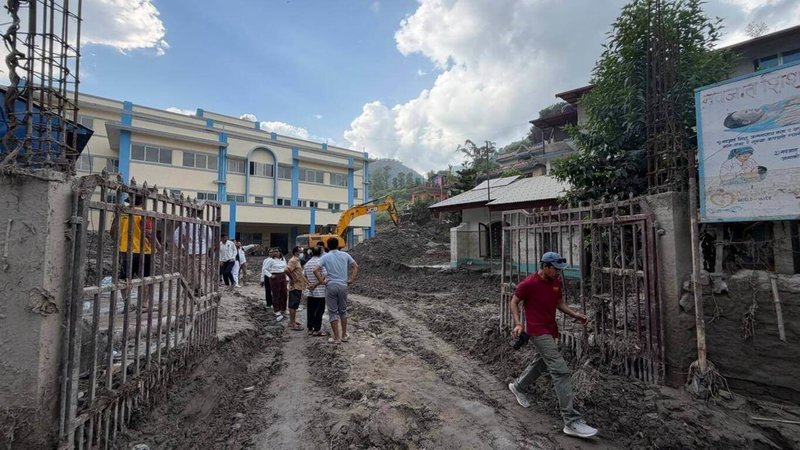 協助尼泊爾受災居民度過難關，當地慈濟團隊前往災區巴格馬蒂省達丁縣的加爾奇農村展開物資發放和義診服務，生活援助與健康守護雙管齊下給予協助。（慈濟基金會提供）中央社記者李先鳳傳真　115年8月30日