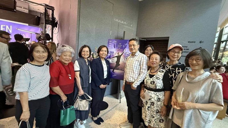 溫哥華台灣僑胞觀賞紀錄片「堅不可摧」深有共鳴,因為台灣經年累月都遭遇中國的軍事威脅和外交打壓,但僑胞都說台灣從未退縮過。(駐溫哥華辦事處提供)中央社記者程愛芬溫哥華傳真 115年8月30日