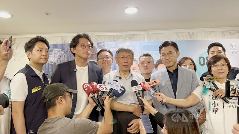台灣民眾黨創黨主席柯文哲（前中）與主席黃國昌（前左2）30日到台中長榮桂冠酒店出席「治理，從地方開始」系列論壇台中場，會前接受媒體聯訪回應藍白合議題，立法院副院長江啟臣（前右2）也陪同受訪。中央社記者郝雪卿攝   115年8月30日