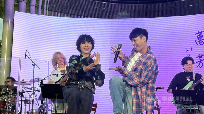 萬芳、許富凱在西雅圖合唱台語歌曲「愛情限時批」。中央社記者張欣瑜西雅圖攝　115年8月30日