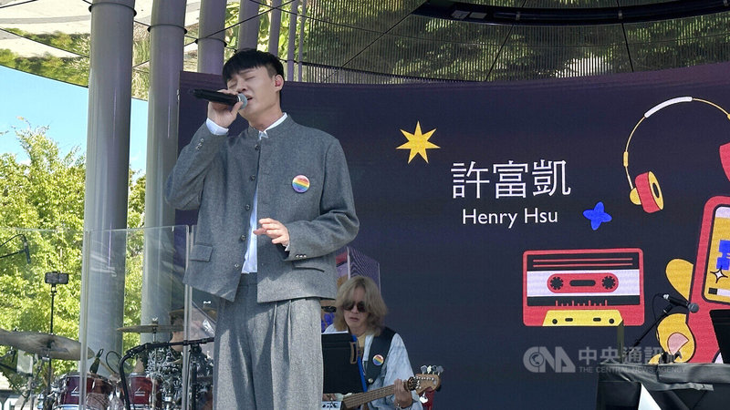 金曲歌王許富凱第一次到美國演唱，29日在西雅圖以一曲「思慕的人」感動許多台僑。中央社記者張欣瑜西雅圖攝　115年8月30日