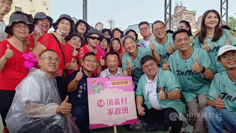 嘉義民雄「迎大士創意踩街祈福遶境」30日展開，吸引千人參與，為2026民雄大士爺祭揭開序幕，縣長翁章梁（前排左3）、民進黨立委蔡易餘（前排右3）也參加這場年度盛事，與踩街隊伍合影。中央社記者蔡智明攝　115年8月30日