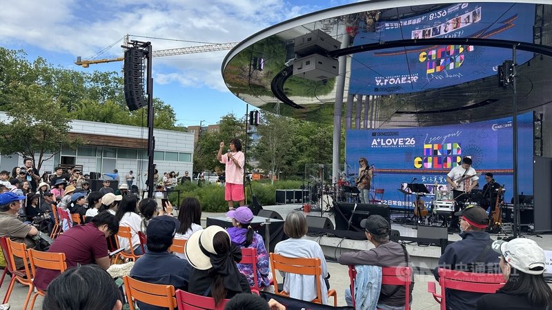 「愛之日常音樂節」共同創辦人郭子（郭蘅祈）29日以粉色造型現身，與浮花樂隊一同在台灣音樂節登台。中央社記者張欣瑜西雅圖攝　115年8月30日