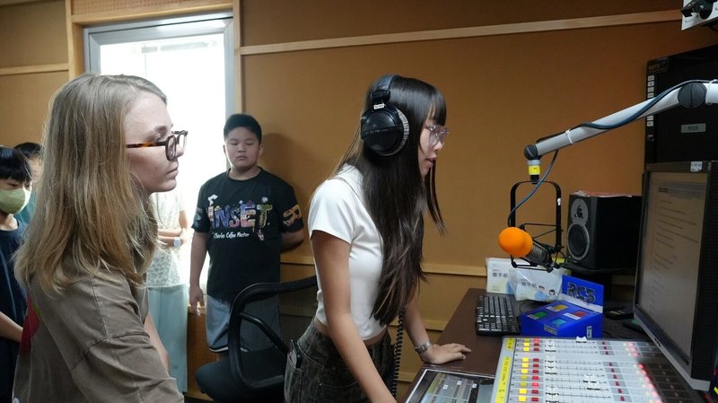 教育部國教署攜手ICRT舉辦「ICRT Station Tour電台導覽」活動，帶領學生體驗英文新聞播報、與主播互動等方式，在真實語境中練習聽說英語。（國教署提供）中央社記者許秩維傳真　115年8月30日