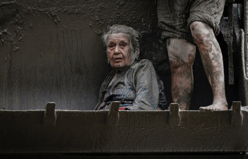 尼泊爾邊境地區26日遭暴洪重創後，1名97歲婦人獲救。（路透社）