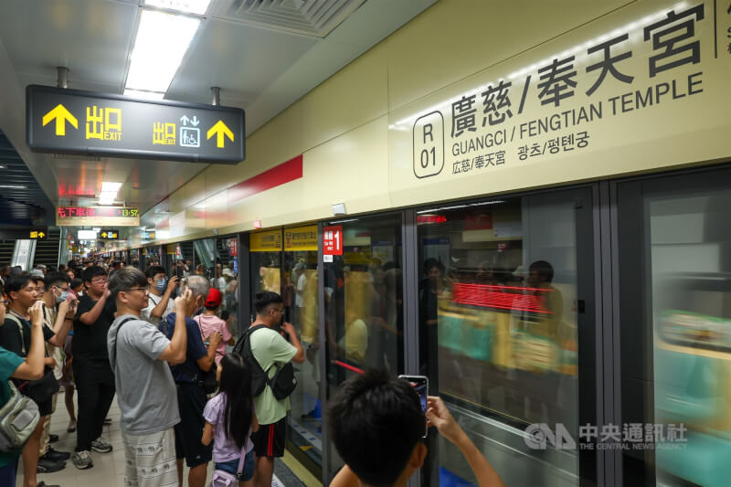台北捷運信義線東延段廣慈／奉天宮站30日下午通車，首班列車進站吸引月台民眾拍攝記錄。中央社記者王騰毅攝 115年8月30日