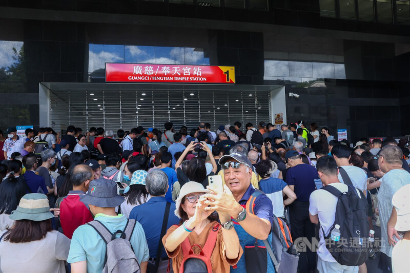 台北捷運信義線東延段廣慈／奉天宮站30日下午2點通車，通車前捷運站入口擠滿大批人潮準備搭乘。中央社記者王騰毅攝 115年8月30日