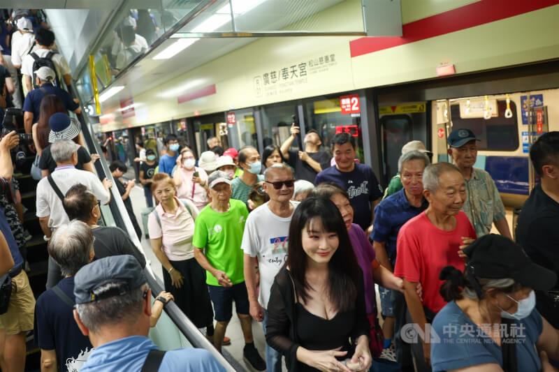 台北捷運信義線東延段廣慈／奉天宮站30日下午通車，月台擠滿大批乘客搶先體驗。中央社記者王騰毅攝 115年8月30日