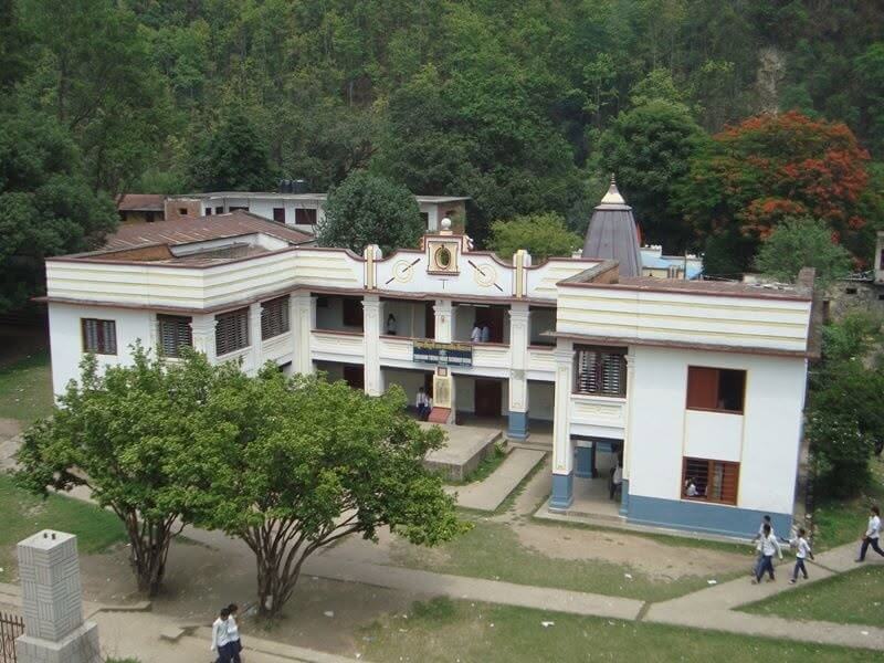 尼泊爾與西藏邊境地區26日發生大規模暴洪和土石流，特里布翠蘇里中學校長事後當時接獲多通電話示警，當機立斷率約900名在校學生撤離至安全地點。（圖取自特里布翠蘇里中學臉書facebook.com）