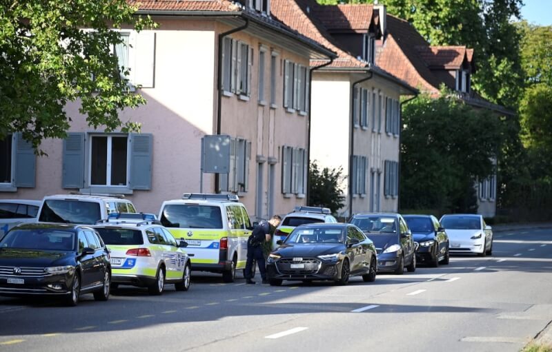 瑞士北部地區的一場電子音樂派對30日發生槍擊，案發後警方抵達現場。（路透社）