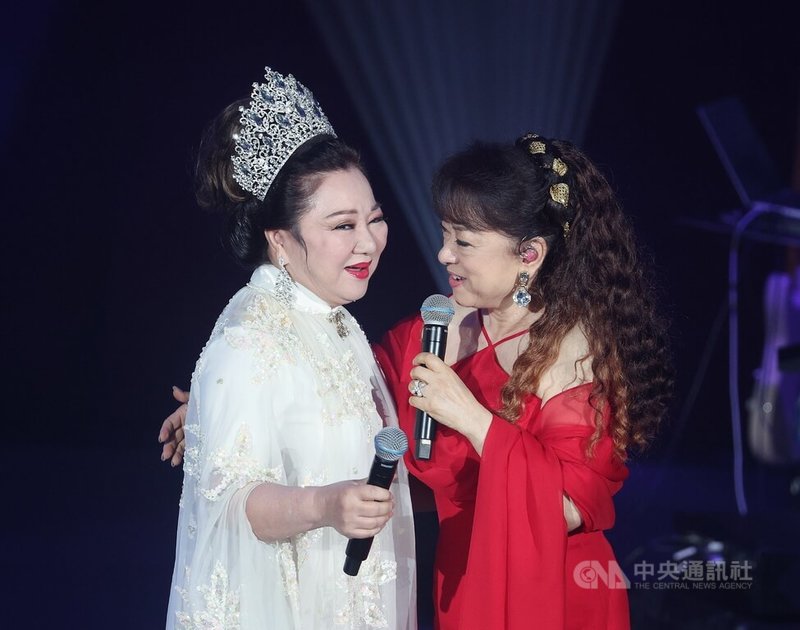 歌手翁倩玉（右）一連2天在台北國際會議中心舉行「陽光般的60週年－時間之歌」演唱會，30日與好友白冰冰（左）合體帶來經典歌曲「家後」。中央社記者郭日曉攝　115年8月30日