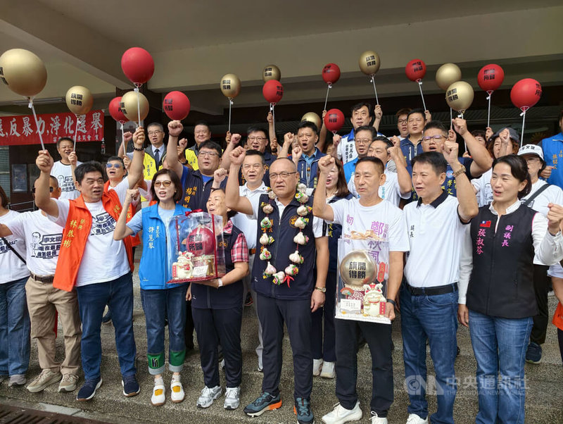 2026九合一選舉31日起開放登記，苗栗縣首日包括縣議員、鄉鎮市長、鄉鎮市民代表及村里長部分共有113人完成登記。其中，縣議員部分，後龍鎮3名資深議員鄭秋風（前右3）、李文斌（前右4）、林寶珠（前右5）聯合辦理登記，力拚連任。中央社記者管瑞平攝　115年8月31日