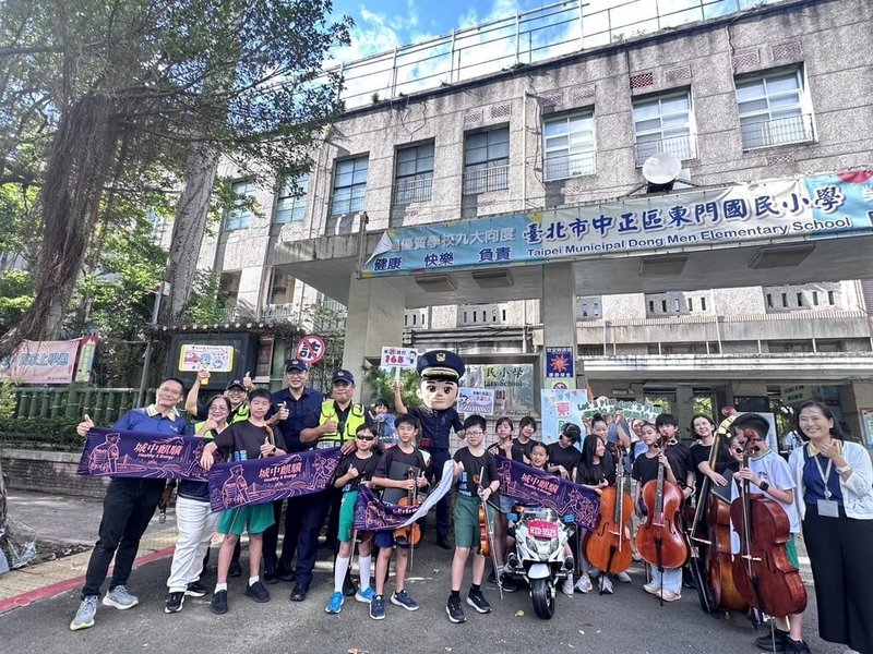 台北市警察局為迎接開學日，全力動員投入守護並加強校園周邊交通疏導，打造安心上學路。（台北市警察局中正第一分局提供）中央社記者黃麗芸傳真　115年8月31日