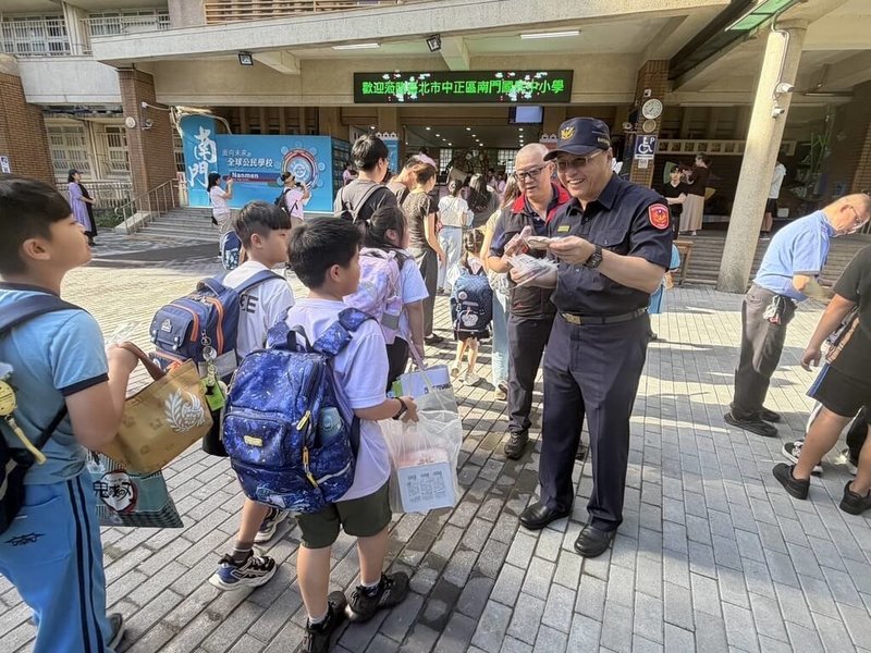 迎接開學日,台北市警察局中正第二分局在校門口建立校園安全走廊,宣導「行車多禮讓、行人優先行」的核心觀念。(台北市警察局中正第二分局提供)中央社記者黃麗芸傳真 115年8月31日