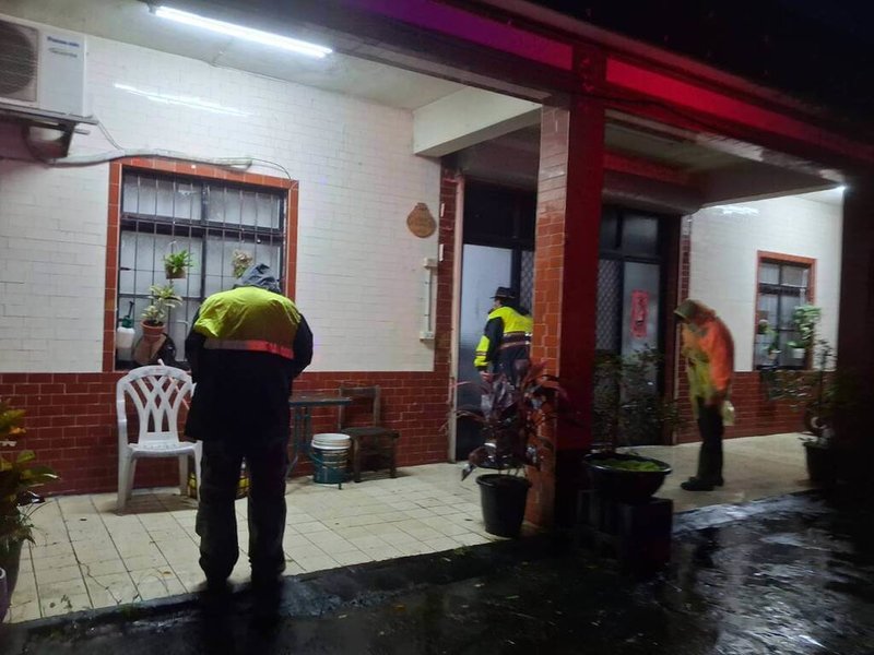 屏東31日大雨不斷，為安全考量，縣府與警方已開始陸續撤離山區民眾。（屏東縣政府提供）中央社記者李卉婷傳真　115年8月31日
