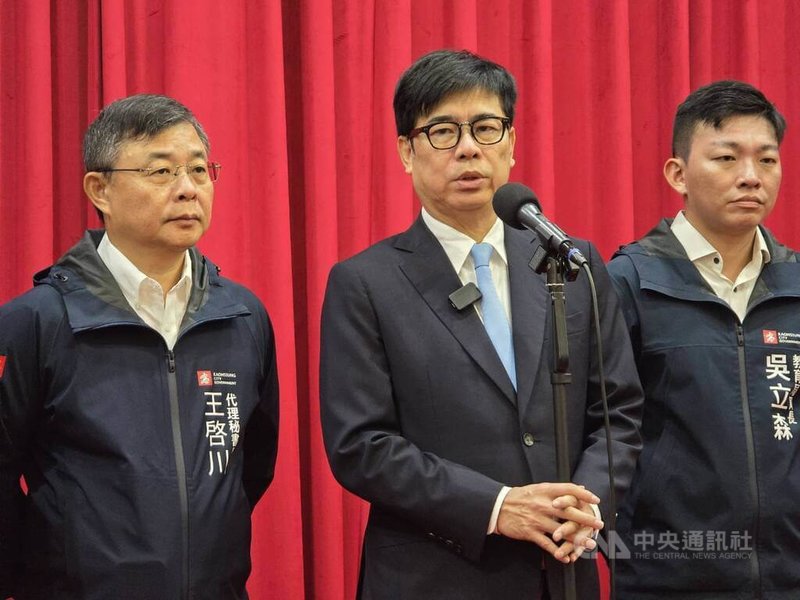 高雄市長陳其邁（中）31日在市議會接受媒體聯訪，說明豪雨相關災情處置。中央社記者蔡孟妤攝　115年8月31日