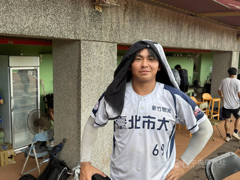 仰德集團（台北市大）大四球員林恩睿（圖）是教練口中球商高球員，31日在桃園盃棒球賽敲出再見安，目標再挑戰中職選秀。中央社記者謝靜雯攝　115年8月31日