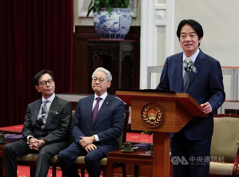 總統賴清德（右）31日接見「中華民國工商協進會第27屆新任理監事」，賴總統致詞表示，期盼能與產業先進攜手合作，一起促進國家的繁榮發展，創造全民福祉。中央社記者郭日曉攝　115年8月31日