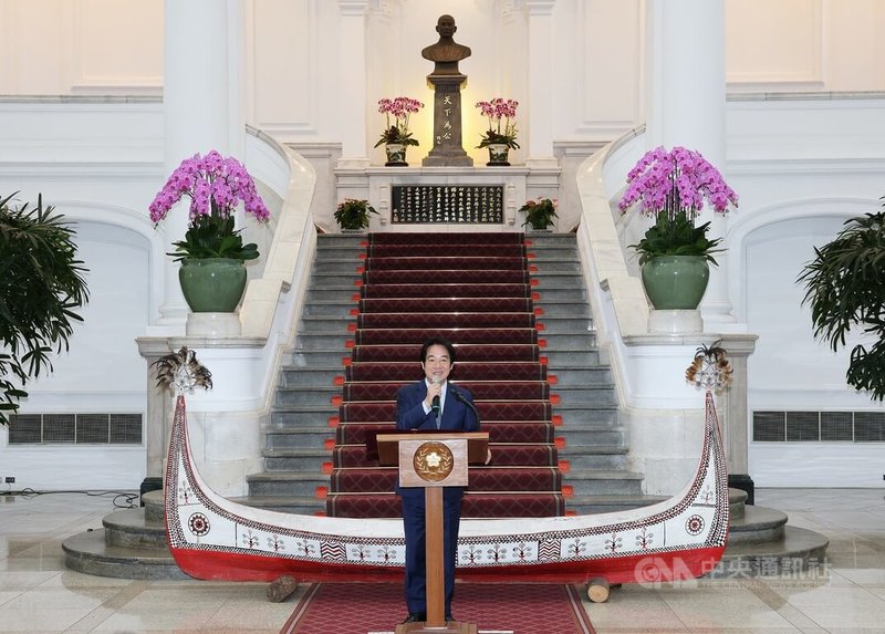 總統賴清德31日接見「蘭嶼巴丹三百年首航」船隊時表示，台灣人民是海洋的子民，這艘由蘭嶼造舟工藝師以27種木材精心打造的大型拼板舟就像台灣，各木材有不同特性與最適合的位置，須緊密相連、彼此支撐，才禁得起黑潮與風浪考驗。中央社記者郭日曉攝　115年8月31日