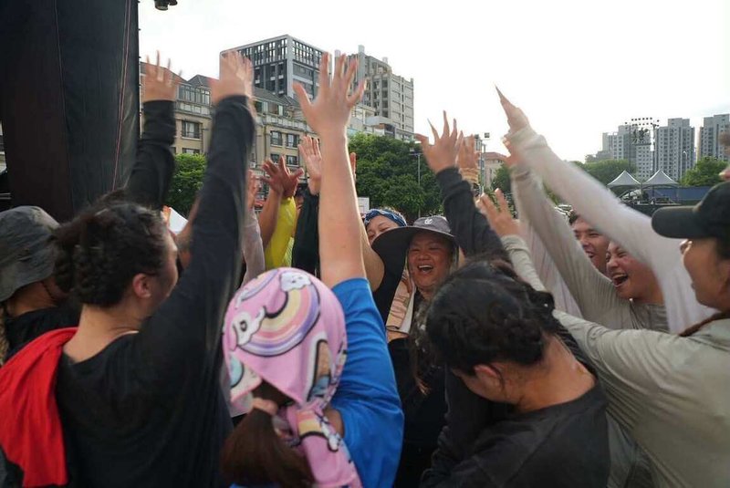 台灣資深劇場工作者、紙風車劇團副團長莊瓊如（中）宣布暫別深耕超過40年的劇場舞台，決定正式投身屏東縣議員選舉。（莊瓊如提供）  中央社記者趙靜瑜傳真  115年8月31日