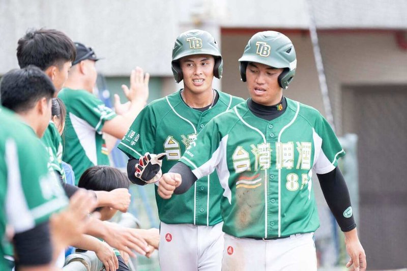 2026年第11屆桃園盃棒球賽大專組賽事台灣啤酒（國立體大）31日以8比4擊敗中信科大、預賽2連勝，圖為打者邱宇珩（前右）與隊友擊掌。（大會提供）中央社記者謝靜雯傳真　115年8月31日