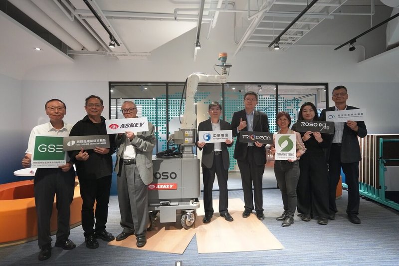 中華電信與亞旭電腦共同打造具高機動性的自走式5G專網平台解決方案，可依施工區域及作業需求彈性移動，提供AI營建機器人穩定的行動通訊環境，提升工地網路部署彈性。（中華電信提供）中央社記者江明晏傳真　115年8月31日