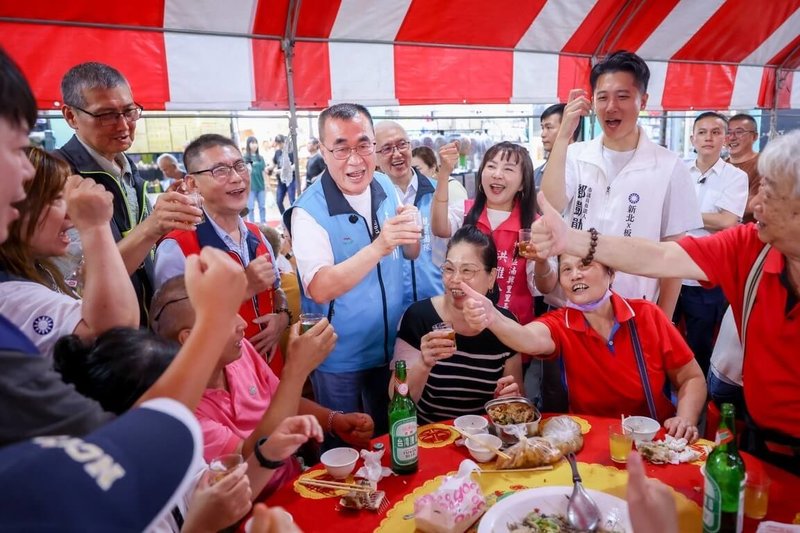 國民黨新北市長參選人李四川（前中藍背心者）31日出席湳雅觀光夜市中元普渡平安餐會時表示，市長侯友宜公開指明他是接棒人，就是相信他的執行力比對手好，年底一定會打贏選戰。（李四川競辦提供）中央社記者王鴻國傳真　115年8月31日