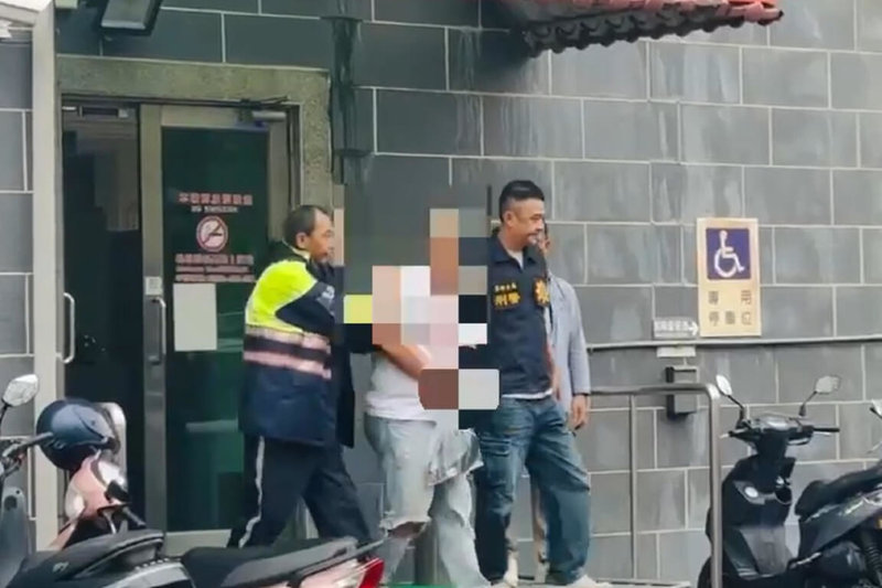 台南市安平區一家知名餐飲店遭人朝櫃檯丟擲裝有百餘活體蟑螂塑膠袋，警方31日下午拘捕嫌疑人余姓男子（中）。（讀者提供）中央社記者楊思瑞台南傳真　115年8月31日