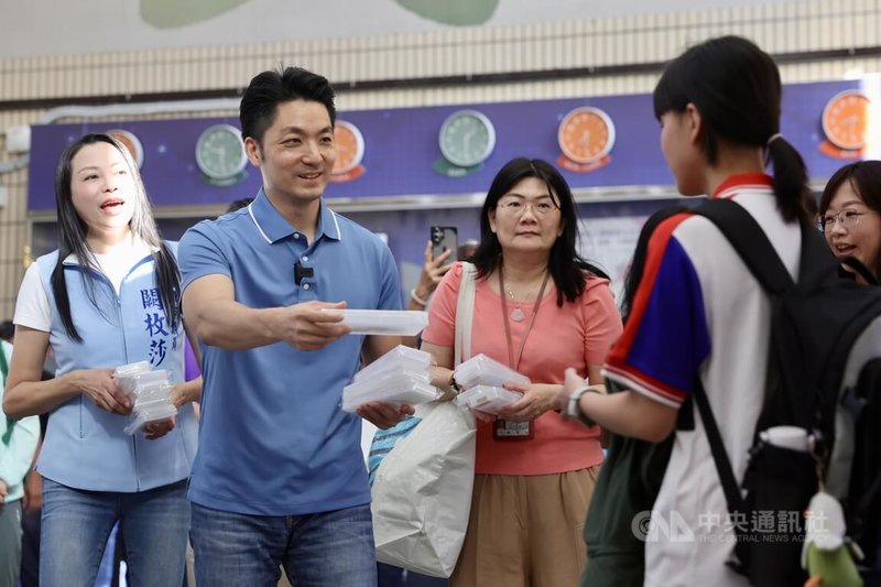 台北市長蔣萬安（左2）於31日開學首日前往東湖一所國中，在校門口迎接到校學生，並分送文具盒。中央社記者王飛華攝　115年8月31日