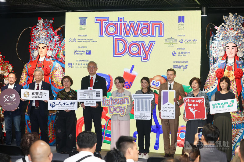 中華文化總會31日在台北舉行「2026 Taiwan Day」宣傳記者會，宣布將前進波蘭舉辦「Taiwan Day」活動，副總統蕭美琴（中）與外交部次長吳志中（左4）、文化部次長王時思（左3）等人出席宣傳。中央社記者王騰毅攝  115年8月31日