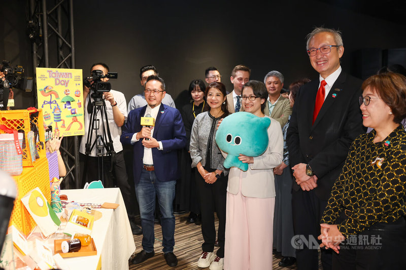 中華文化總會31日在台北舉行「2026 Taiwan Day」宣傳記者會，宣布將前進波蘭舉辦「Taiwan Day」活動，向歐洲宣傳台灣特色文化，副總統蕭美琴（前右3）出席，拿著台灣原創IP角色a-We周邊商品展示。中央社記者王騰毅攝  115年8月31日