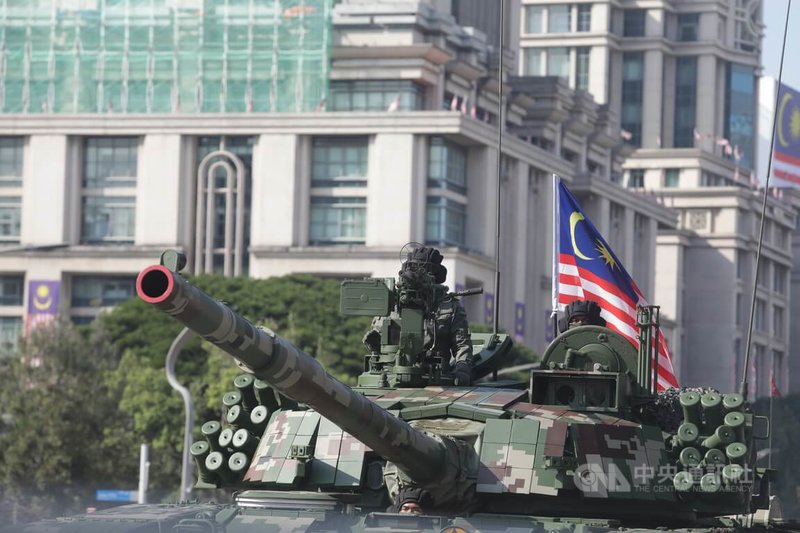 馬來西亞迎接國慶日,軍方出動戰車等軍事裝備參與遊行,展現盛大軍容。中央社記者黃自強吉隆坡攝 115年8月31日