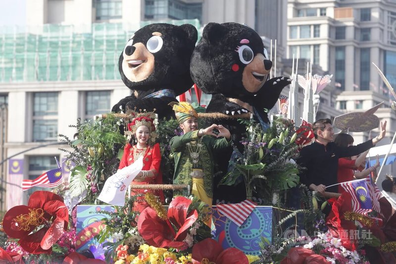 馬來西亞31日慶祝獨立69週年,國慶慶典在布特拉加亞登場,色彩繽紛的花車加入遊行隊伍,表演者身著傳統服飾向沿途民眾揮手致意,為慶典增添歡樂氣氛。中央社記者黃自強吉隆坡攝 115年8月31日