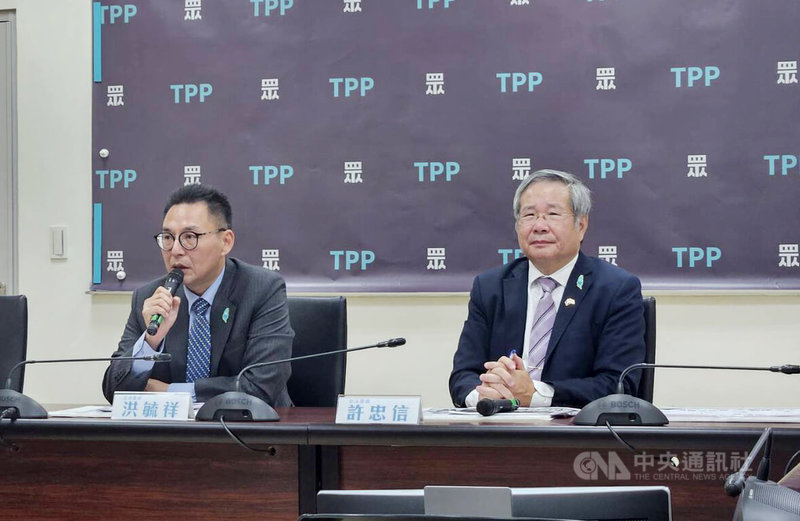 台灣民眾黨立法院黨團所提交通罰鍰專用改善道安公投案遭中選會否決，31日召開「公審會復辟 是誰閹割了公民權？」記者會，黨籍立委許忠信（右）、洪毓祥（左）出席。中央社記者曾以寧攝　115年8月31日