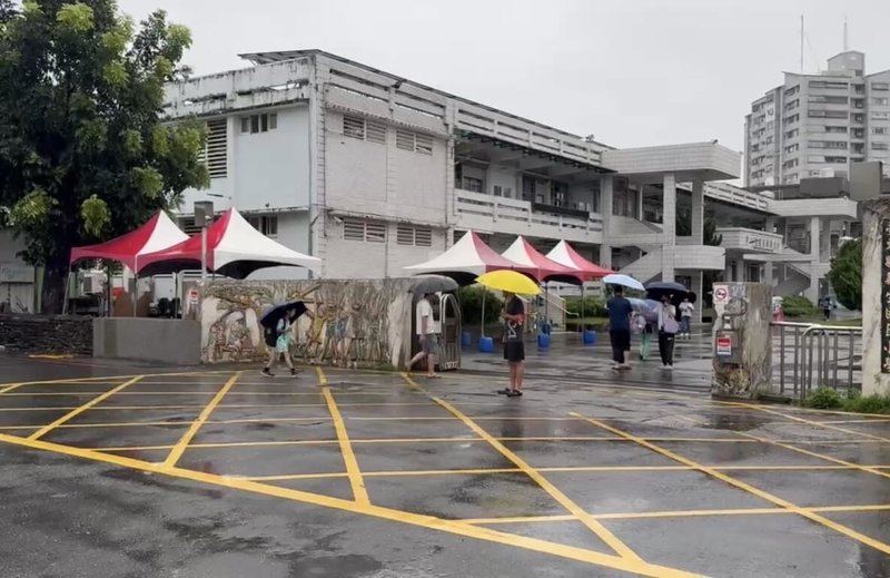 台東連夜大雨，31日國中小學開學日，學生一早撐傘、穿雨衣到校，學校也派出志工家長在校門口與路口指揮交通，協助學生安全過馬路。（民眾提供）中央社記者李先鳳傳真　115年8月31日