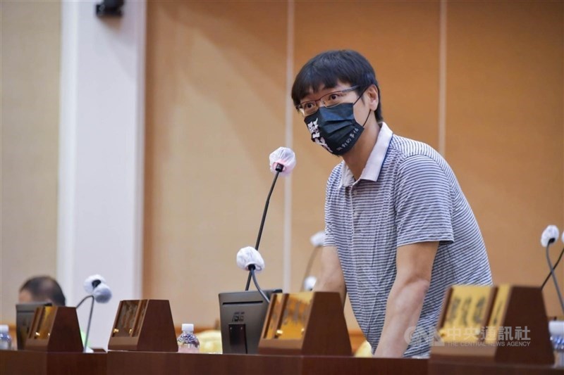 彰化縣長選舉登記，第一個完成登記的卻是無黨籍彰化縣議員陳重嘉；陳重嘉說，看不下去藍綠白縣長提名只顧政黨利益，決定參選；議會同僚說，陳宣布參選，讓眾人跌破眼鏡。(中央社檔案照片）
