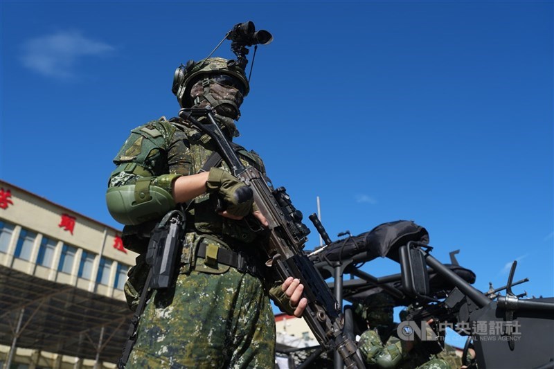 圖為陸軍特戰指揮部官兵全副武裝展示國軍裝備。（中央社檔案照片）
