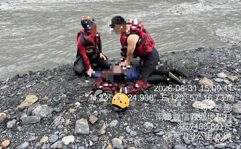 5名遊客到南投縣信義鄉孫海橋上游泛舟，因溪水暴漲求救，3人陸續脫困，2人尚待救援；南投縣消防局救生艇31日搜救時翻覆，伍姓消防員落水，最後在雙龍橋附近救起，送醫不治。（民眾提供）中央社記者蕭博陽南投縣傳真　115年8月31日