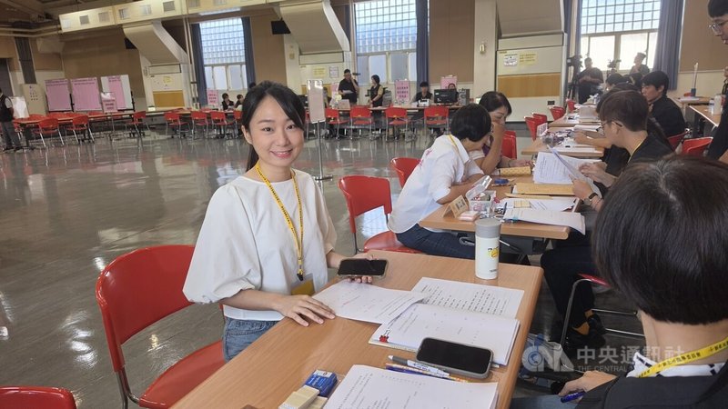 2026九合一選舉參選登記作業31日起跑，民進黨市議員參選人高乃芸（左）搶得頭香，率先在選委會完成新北市第8選區（土城、樹林、三峽、鶯歌）參選登記。中央社記者王鴻國攝　115年8月31日