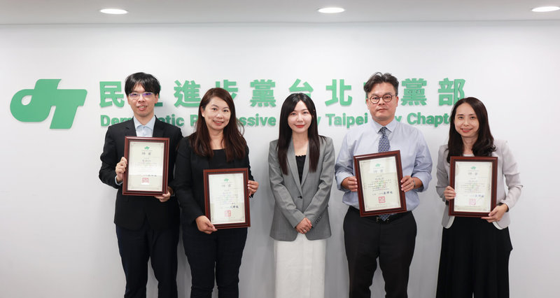 民進黨台北市黨部主委吳沛憶（中）31日表示，為因應年底九合一選舉，已提前部署選務法律支援機制，並募集千名「巡洋監兵」監票員。（民進黨台北市黨部提供）中央社記者黃麗芸傳真　115年8月31日