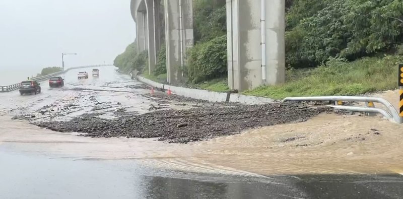 台東連夜大雨，31日省道台9線402公里多良路段出現泥流，影響交通，目前南下車道封閉，開放北上車道單線雙向通行。（民眾提供）中央社記者李先鳳傳真　115年8月31日