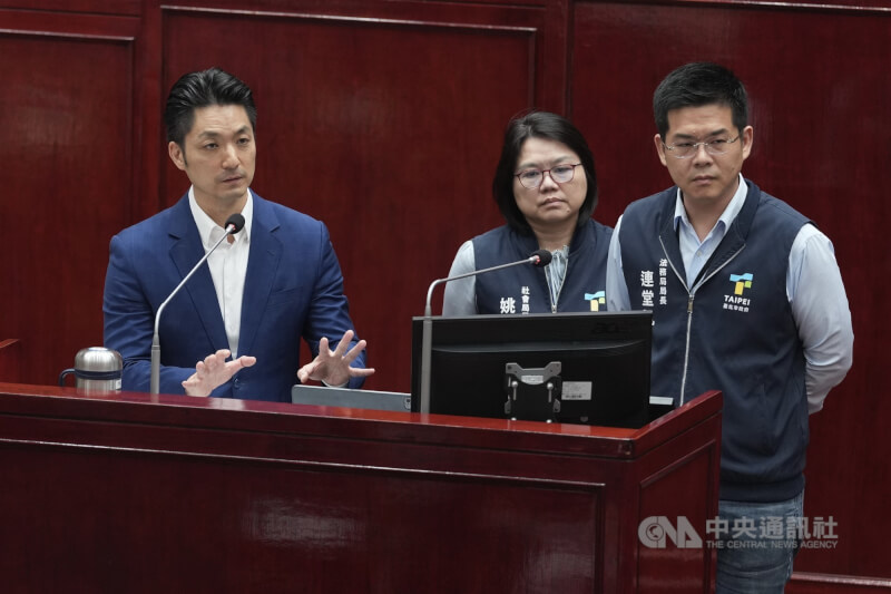 台北市長蔣萬安（左）、社會局長姚淑文（中）及法務局長連堂凱（右）31日列席台北市議會，進行市政總質詢及答覆，回應市議員詢問關於女童遭性猥褻案等議題。中央社記者徐肇昌攝　115年8月31日